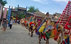 扯开衣服两只小兔子跳出来是